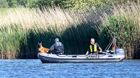 Einsatzkräfte der Polizei fahren bei der Suche nach dem vermissten Arian mit Spürhunden über die Oste. / Foto: Sina Schuldt/dpa