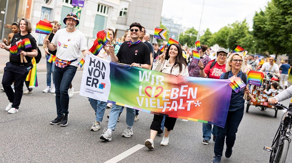 Teilnehmer gehen beim Christopher Street Day (CSD) durch Hannover. / Foto: Michael Matthey/dpa