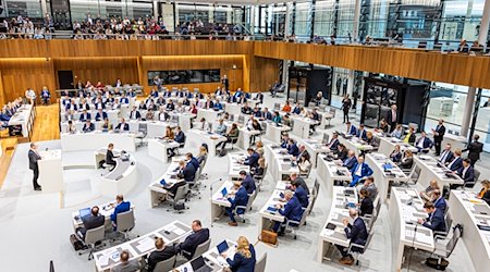 Abgeordnete nehmen im Plenarsaal an einer Sitzung des niedersächsischen Landtags teil. / Foto: Moritz Frankenberg/dpa/Archivbild