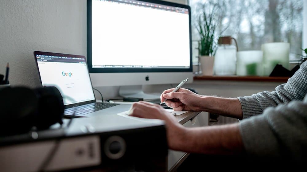 Ein Mann sitzt an seinem Arbeitsplatz im Homeoffice. / Foto: Fabian Strauch/dpa