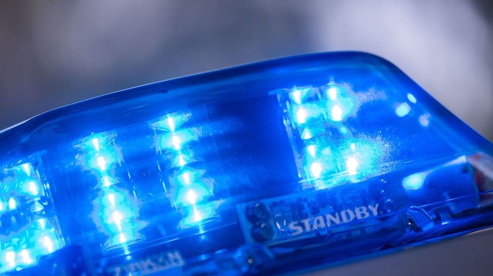 Blaulicht leuchtet an einem Polizeiauto. / Foto: Lino Mirgeler/dpa