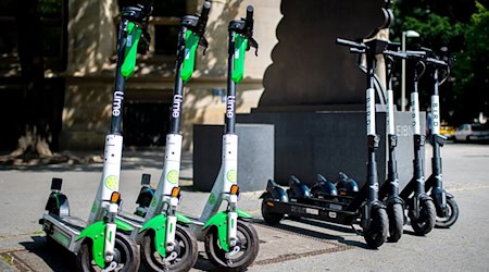 E-Scooter der Elektro-Tretroller-Sharing-Anbieter Lime und Bird stehen in der Innenstadt. / Foto: Hauke-Christian Dittrich/dpa