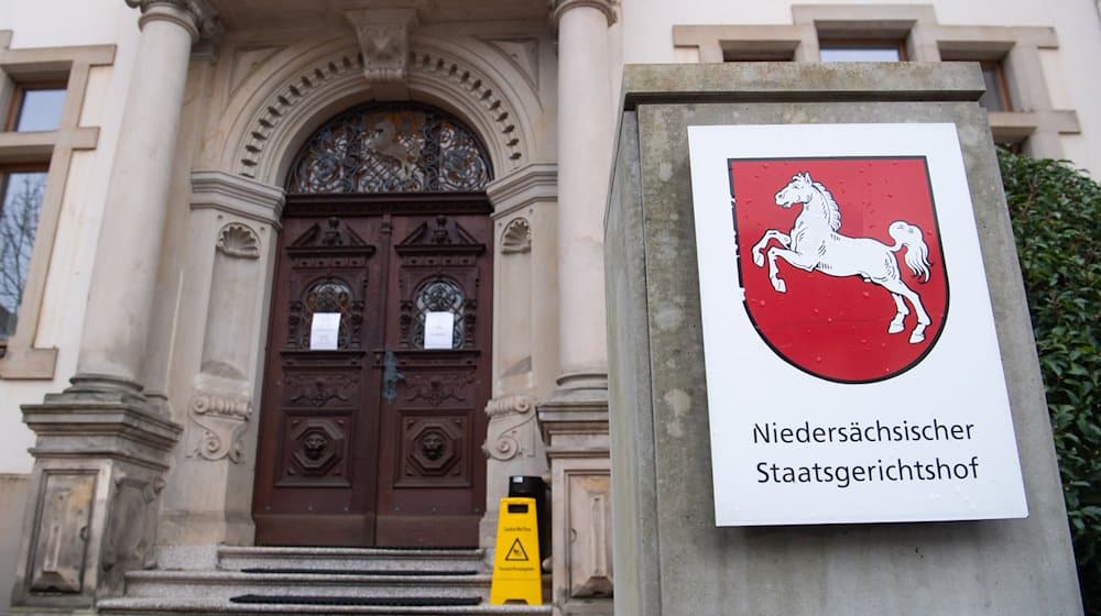 Ein Schild hängt am Eingang des niedersächsischen Staatsgerichtshofes. / Foto: Julian Stratenschulte/dpa/Archivbild