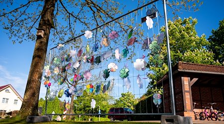 Selbstgebastelte Kleeblätter mit Wünschen für den vermissten Arian hängen vor dem Bürgerhaus Bremervörde an einem Zaun. / Foto: Daniel Bockwoldt/dpa