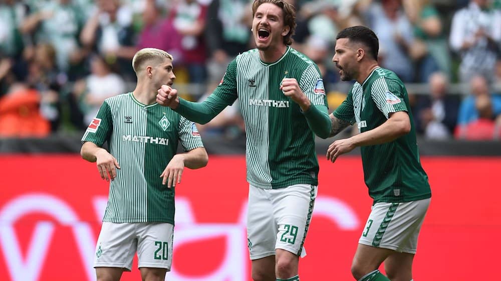 Werders Nick Woltemade (M) jubelt über sein Tor zum 1:1, links Romano Schmid und rechts Anthony Jung. / Foto: Carmen Jaspersen/dpa