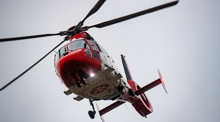 Ein Rettungshubschrauber setzt zur Landung auf dem Flugplatz einer Klinik an. / Foto: Stefan Sauer/dpa/Symbolbild