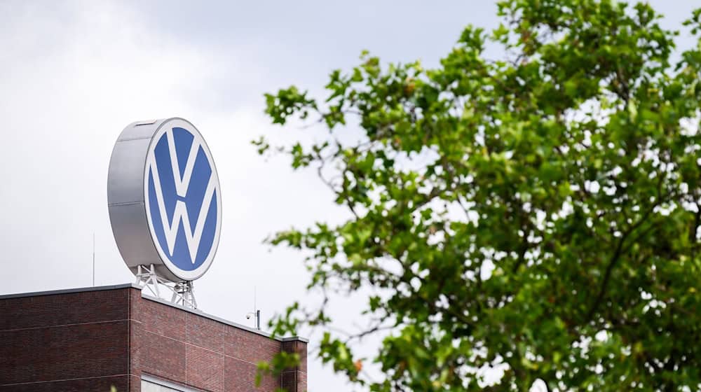 Das weiß-blaue VW-Logo steht auf dem Dach vom Markenhochhaus auf dem Gelände vom VW Werk Wolfsburg. / Foto: Julian Stratenschulte/dpa