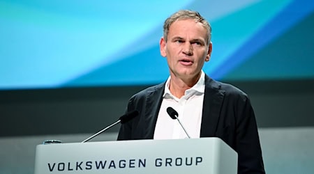 Oliver Blume, Vorstandsvorsitzender der Porsche AG und der Volkswagen AG, spricht bei der Vollversammlung der Volkswagen AG - Hauptversammlung 2023. / Foto: Britta Pedersen/dpa