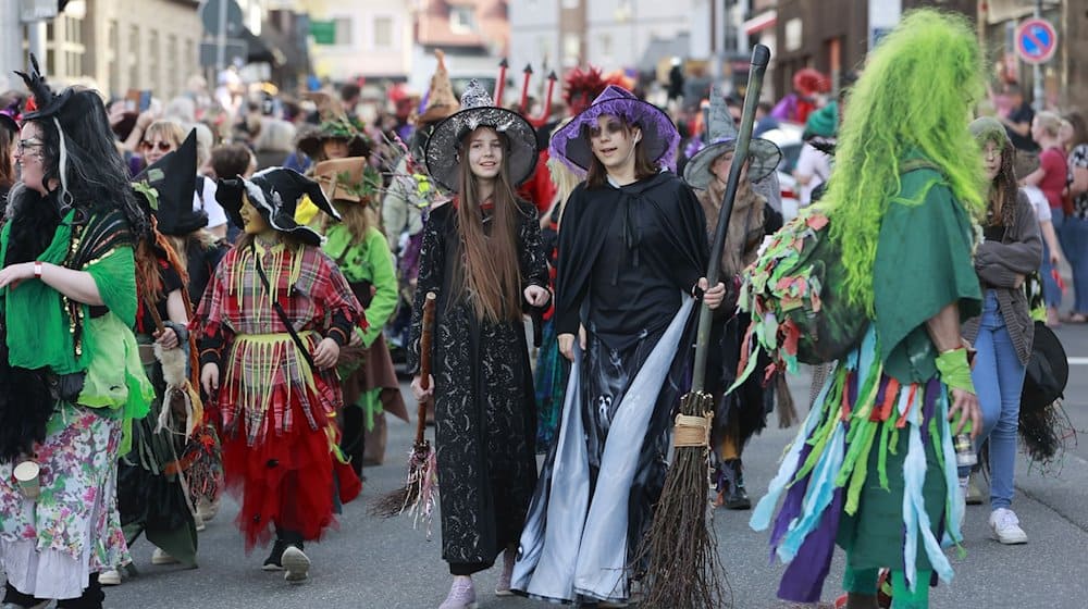 Als Hexen und Teufel Kostümierte feiern im Kurpark in Braunlage Walpurgis. / Foto: Matthias Bein/dpa