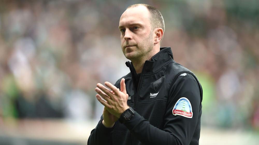 Werder Trainer Ole Werner bedankt sich nach dem Schlußpfiff bei den Fans. / Foto: Carmen Jaspersen/dpa