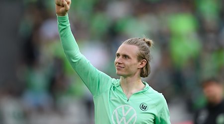 Wolfsburgs Patrick Wimmer jubelt nach dem Schlusspfiff. / Foto: Swen Pförtner/dpa