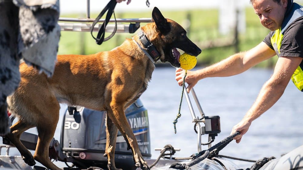 Einsatzkräfte der Polizei fahren bei der Suche nach dem vermissten Arian mit Spürhunden auf Schlauchbooten über die Oste. Der sechs Jahre alte Arian aus Elm, einem Ortsteil von Bremervörde, bleibt weiter vermisst. / Foto: Sina Schuldt/dpa