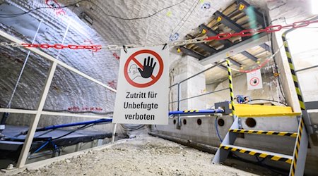 Ein Schild «Zutritt für Unbefugte verboten» hängt im Atommülllager Asse im Landkreis Wolfenbüttel. / Foto: Julian Stratenschulte/dpa