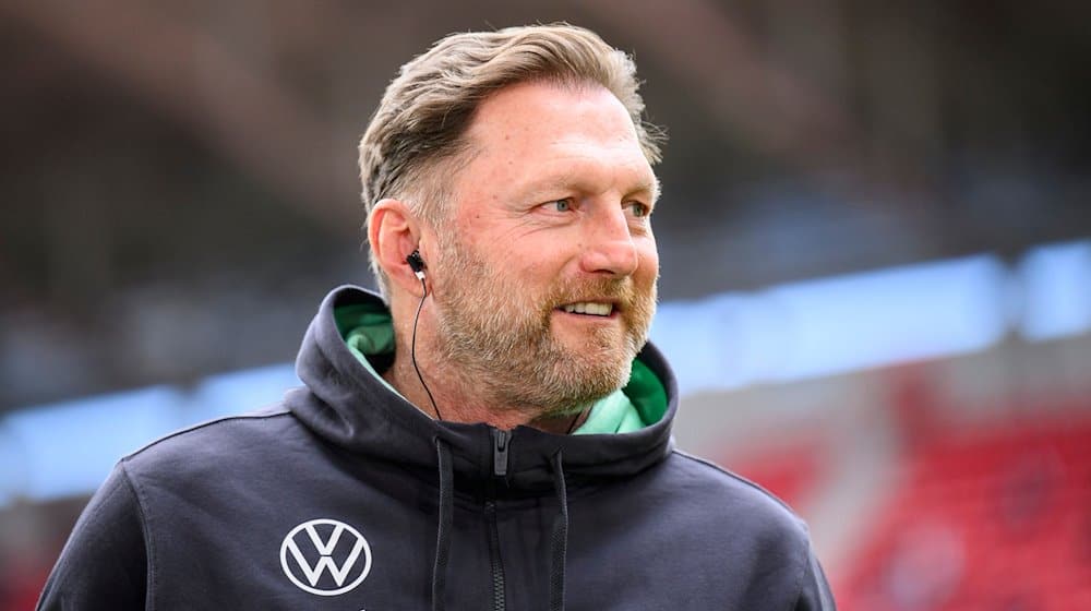 Wolfsburgs Trainer Ralph Hasenhüttl steht vor dem Spiel im Stadion. / Foto: Tom Weller/dpa