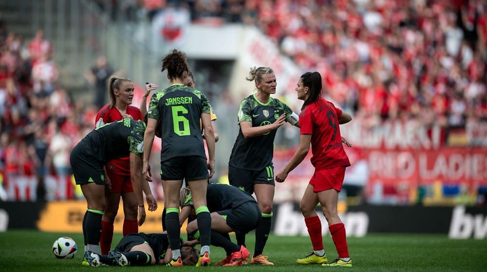 Auseinandersetzung zwischen Wolfsburgs Alexandra Popp und Bayerns Jovana Damnjanović nach einem Foul von Wolfsburgs Marina Hegering (nicht im Bild). / Foto: Fabian Strauch/dpa