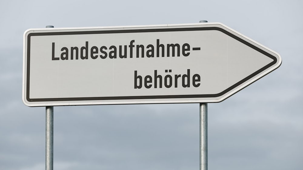 Blick auf ein Schild „Landesaufnahmebehörde“. / Foto: Friso Gentsch/dpa