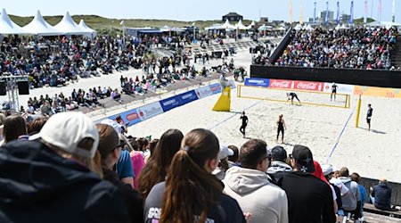 Volleyball der extraklasse, tausende Zuschauer versammeln sich am Strand um das Spektakel hautnah zu erleben. / Foto: Lars Klemmer/dpa