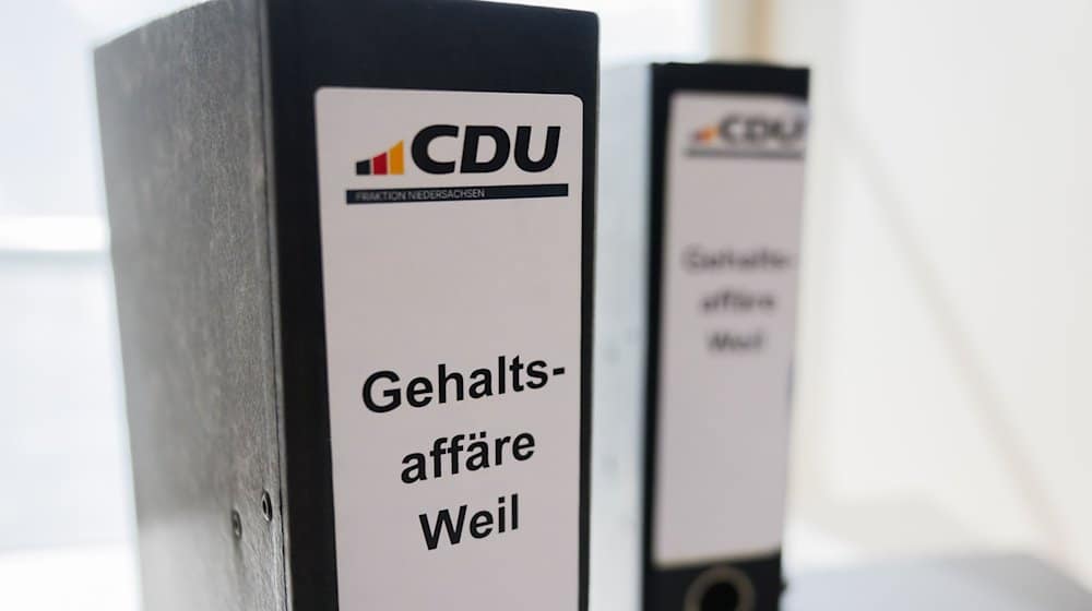 Ordner der CDU mit Aufschrift „Gehaltsaffäre Weil“ stehen im niedersächsischen Landtag. / Foto: Julian Stratenschulte/dpa