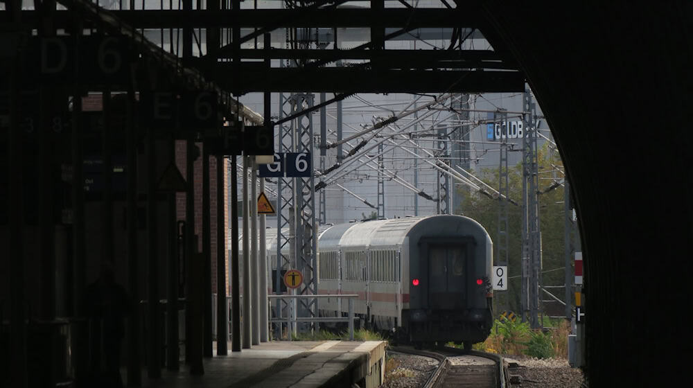 Ein Intercity aus Bentheim verlässt seine Endhaltestelle Ostbahnhof. / Foto: Soeren Stache/dpa-Zentralbild/dpa