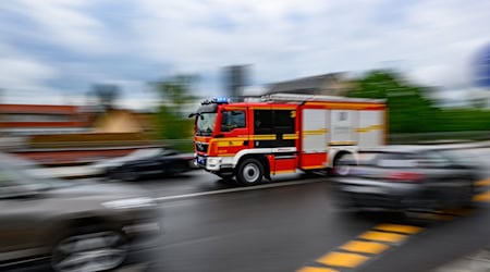 Eine Feuerwehrfahrzeug fährt im Stadtteil Loschwitz mit Blaulicht zu einem Einsatz. (Aufnahme mit langer Belichtungszeit). / Foto: Robert Michael/dpa