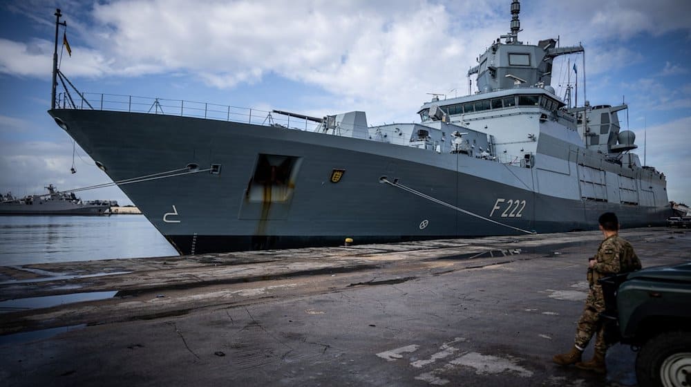 Die Fregatte «Baden-Württemberg» der Bundesmarine liegt im Hafen von Beirut. / Foto: Michael Kappeler/dpa