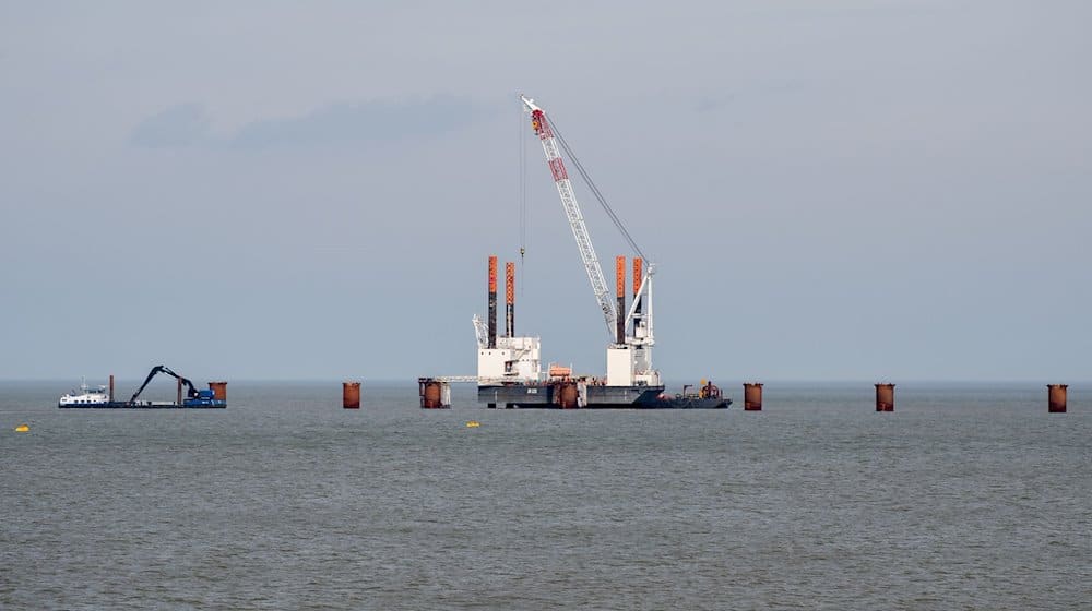 Ein Schwimmkran ist während der Bauarbeiten für einen Anleger, der für ein zweites LNG-Terminal in Wilhelmshaven benötigt wird, im Einsatz. / Foto: Hauke-Christian Dittrich/dpa