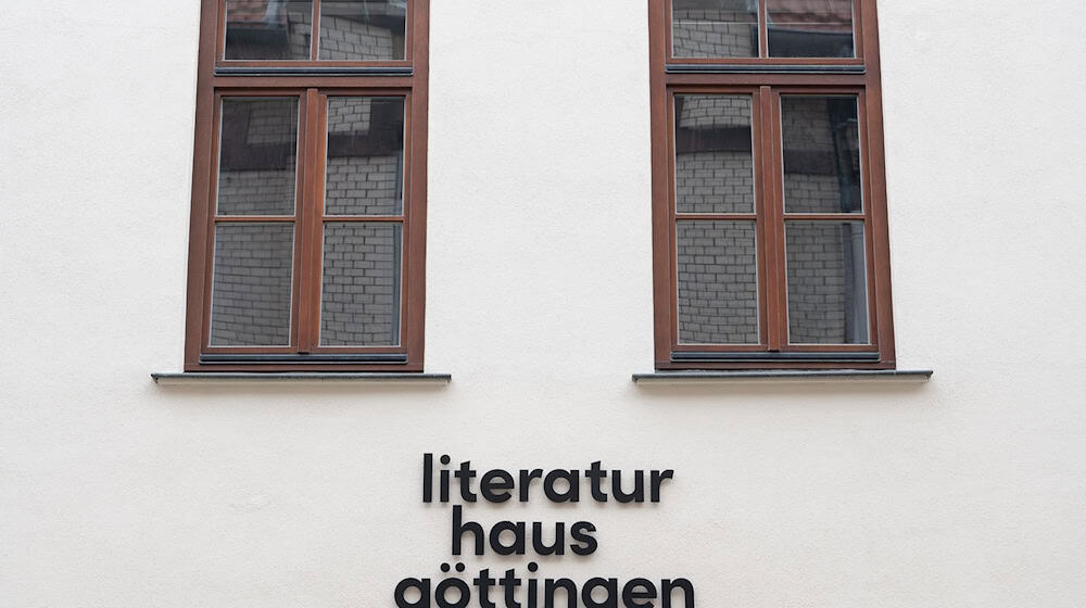 Blick auf die Ausssenfassade vom Literaturhaus Göttingen. / Foto: Swen Pförtner/dpa