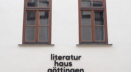 Blick auf die Ausssenfassade vom Literaturhaus Göttingen. / Foto: Swen Pförtner/dpa