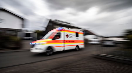 Ein Rettungswagen fährt über die Straße. / Foto: Boris Roessler/dpa/Symbolbild