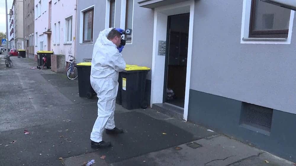 Beamte der Spurensicherung arbeiten vor einem Haus in Hannover. / Foto: dpa