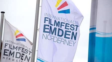 Flaggen mit der Aufschrift "Internationales Filmfest Emden-Norderney". / Foto: Sina Schuldt/dpa