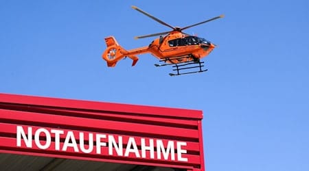 Ein Rettungshubschrauber der Luftrettung fliegt über der Notaufnahme der Medizinischen Hochschule Hannover MHH. / Foto: Julian Stratenschulte/dpa