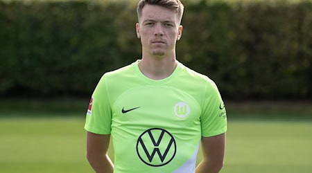 Wolfsburgs Dzenan Pejcinovic steht für ein Porträtfoto auf dem Spielfeld. / Foto: Swen Pförtner/dpa