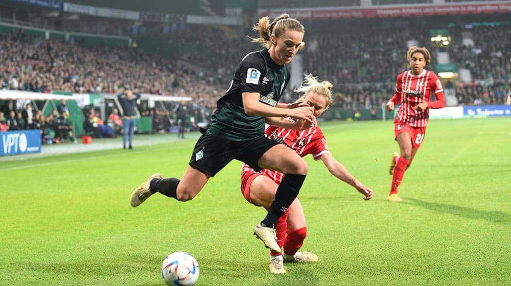Werders Michaela Brandenburg (l) kämpft gegen Freiburgs Judith Steinert um den Ball. / Foto: Carmen Jaspersen/dpa