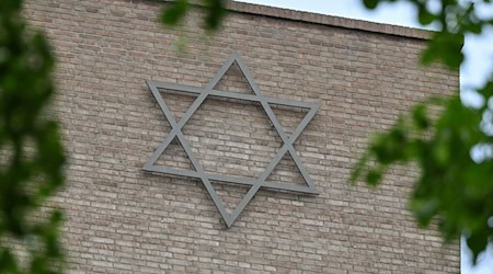 Ein Davidstern ist am Gebäude des neuen Synagogenzentrums Potsdam zu sehen. / Foto: Patrick Pleul/dpa