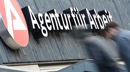 Zwei Männer sind auf dem Weg zur Agentur für Arbeit. / Foto: Arne Dedert/dpa