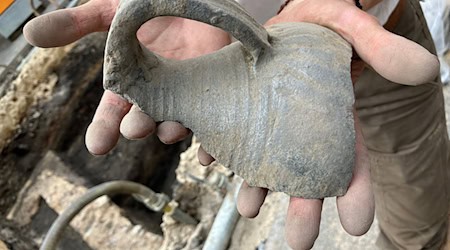 Bruchstück einer alten Keramik-Karaffe, die bei Bauarbeiten in Braunschweig entdeckt wurde. / Foto: Nicole Froberg/Stadt Braunschweig/dpa