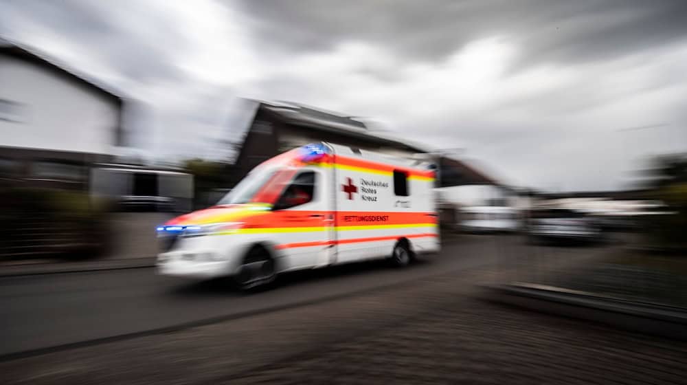 Ein Rettungswagen des Deutschen Roten Kreuzes fährt durch eine Straße. / Foto: Boris Roessler/dpa