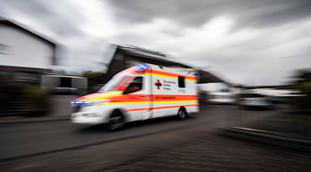 Ein Rettungswagen des Deutschen Roten Kreuzes fährt durch eine Straße. / Foto: Boris Roessler/dpa