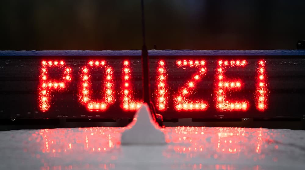 Der Schriftzug „Polizei“ auf einem Polizeiwagen. / Foto: Soeren Stache/dpa