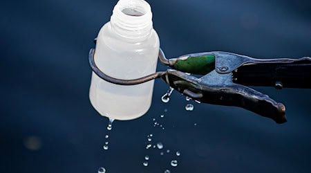 In der Region Hannover wird zur Überwachung der Wasserqualität eine Wasserprobe genommen. / Foto: Moritz Frankenberg/dpa