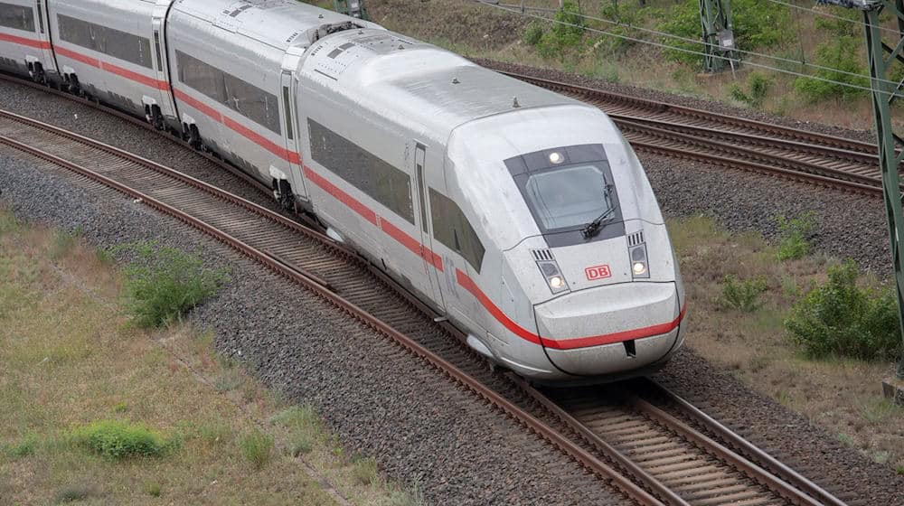 Ein ICE 4 der Deutschen Bahn fährt in Richtung Ostbahnhof. / Foto: Paul Zinken/dpa/Archivbild