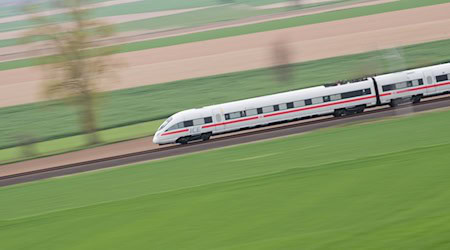 Ein ICE T der Deutschen Bahn fährt auf der ICE Trasse zwischen Hildesheim und Berlin (Aufnahme mit langer Verschlusszeit). / Foto: Julian Stratenschulte/dpa/Archivbild