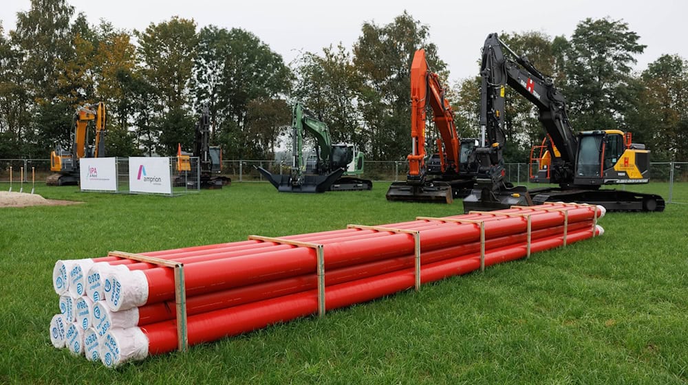 Blick auf Leerrohre vor dem offiziellen Spatenstich für den Bau der Erdkabeltrasse A-Nord in Meppen. / Foto: Friso Gentsch/dpa