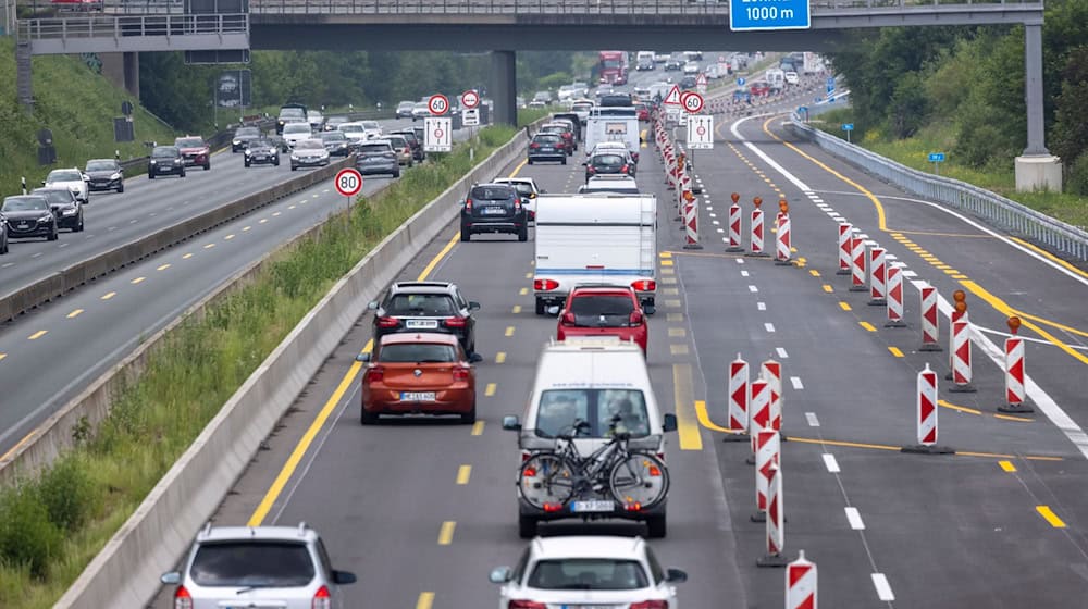 Zahlreiche Autos fahren am Pfingstmontag auf der Autobahn A3 durch eine Baustelle. / Foto: Thomas Banneyer/dpa