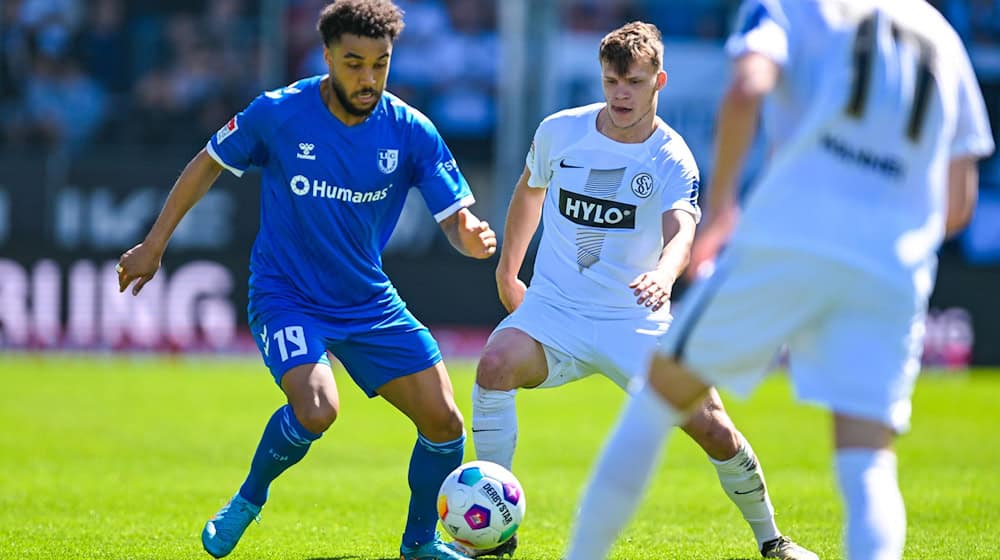 Abwehrspieler Leon Bell Bell (l) wechselt vom 1. FC Magdeburg zu Zweitligakonkurrent Eintracht Braunschweig. / Foto: Silas Schueller/DeFodi Images/dpa/Archivbild