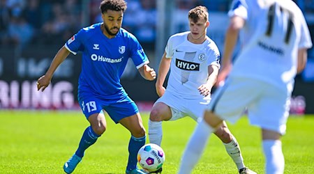 Abwehrspieler Leon Bell Bell (l) wechselt vom 1. FC Magdeburg zu Zweitligakonkurrent Eintracht Braunschweig. / Foto: Silas Schueller/DeFodi Images/dpa/Archivbild