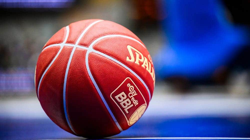 Der Basketball der easy Credit BBL liegt auf dem Boden. / Foto: Tom Weller/dpa