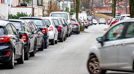 Autos in der Bremer Innenstadt wurden aufgesetzt auf dem Gehweg abgestellt. / Foto: Sina Schuldt/dpa/Symbolbild