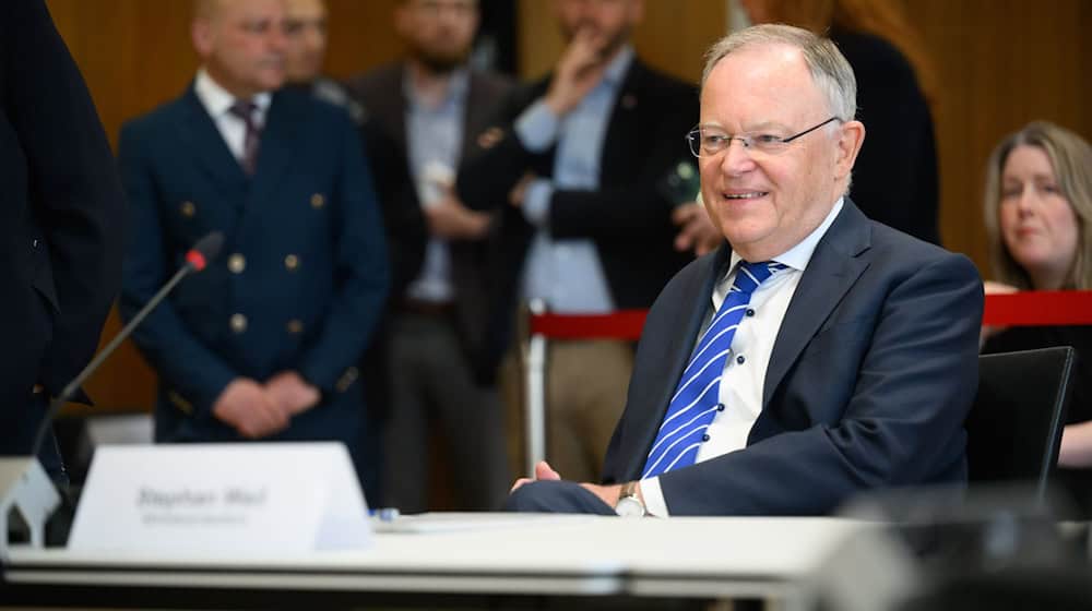 Stephan Weil (SPD), Ministerpräsident Niedersachsen, sitzt als geladener Zeuge im niedersächsischen Landtag. / Foto: Julian Stratenschulte/dpa